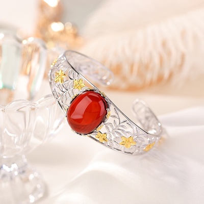 锦河畔 s925纯银镀金血珀复古气质桂花叶子镂空蛋面手镯大气银