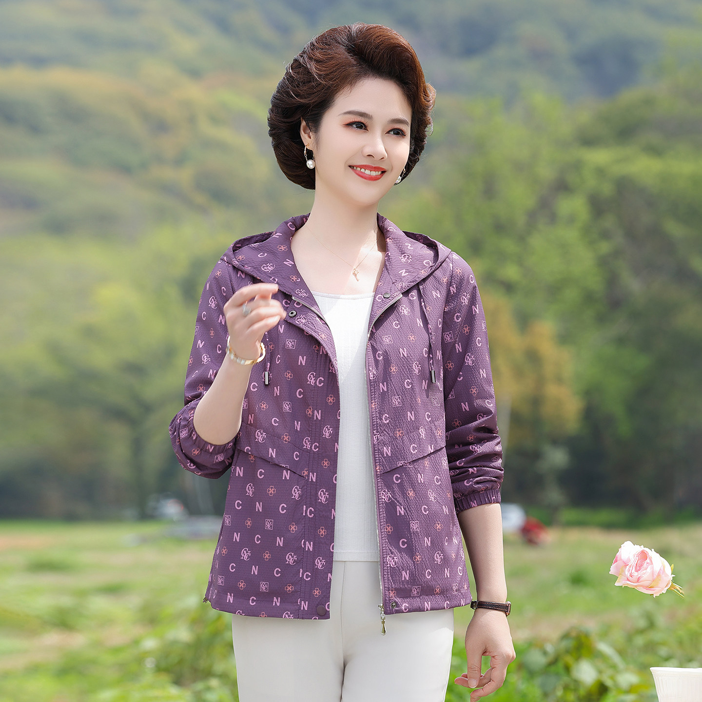 2026春装新款妈妈装外套中老年人女连帽夹克时尚休闲宽松大码显瘦