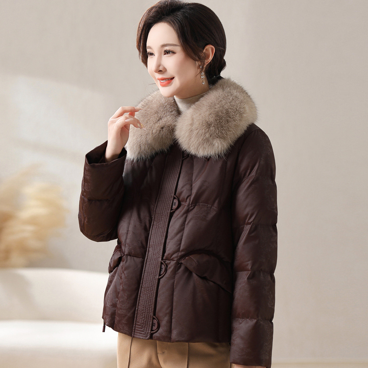 妈妈冬装外套时尚白鸭绒洋气保暖狐狸毛领中年妇女人羽绒服短款袄