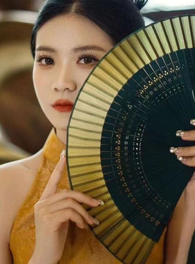 渐变色晨袍拍照新娘折扇扇子