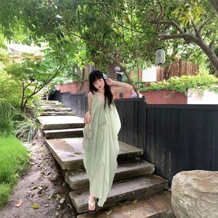露背海边度假风长裙子 曼波风薄荷绿V领挂脖吊带连衣裙2025女夏季