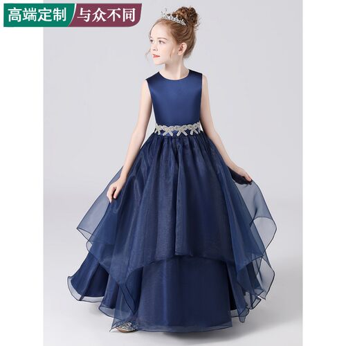 女童宝宝合唱团音乐会演奏蓬蓬裙