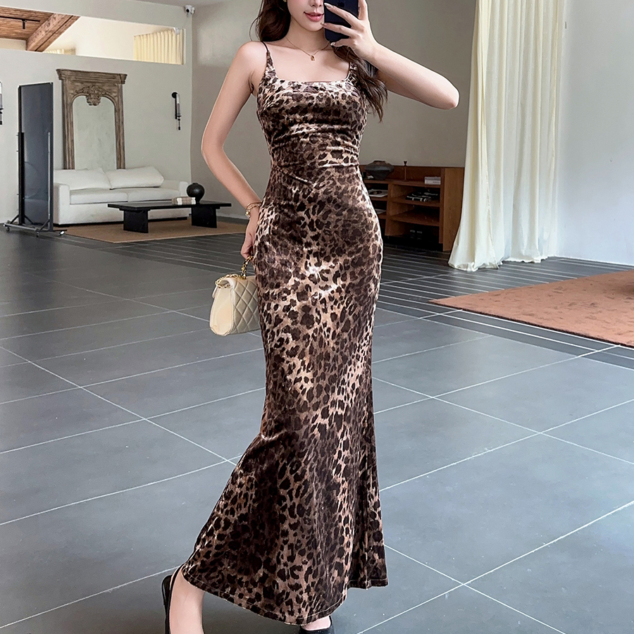 性感U领细肩带背心裙修身包臀裙