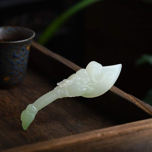 玉器工艺品天然新疆和田玉青海料老料俏翠色府上有龙手把件带证书