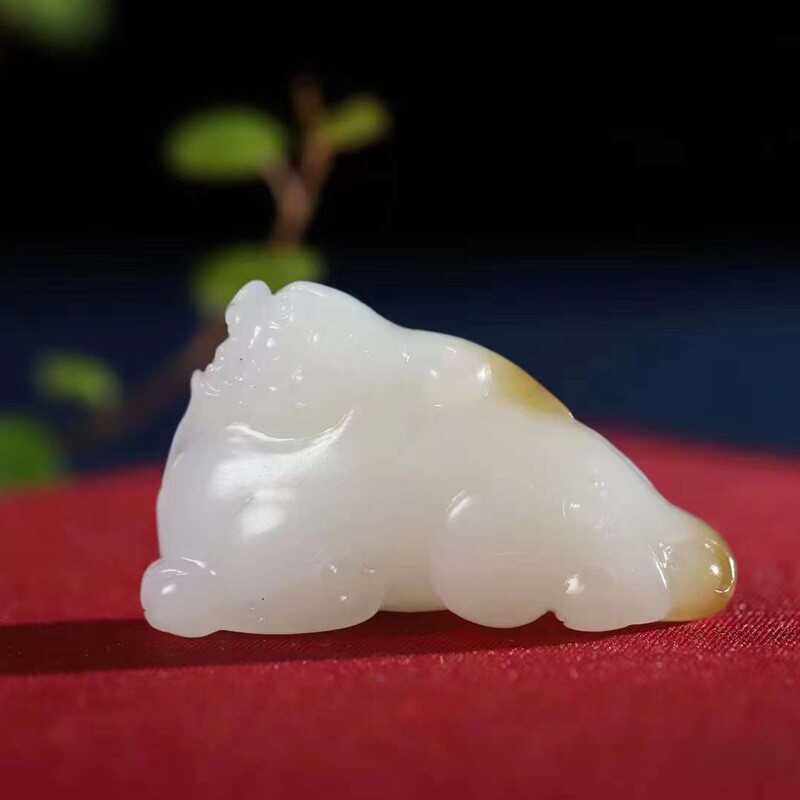 玉器工艺品天然新疆和田玉俄料羊脂级白玉貔貅吊坠男女挂件供应链