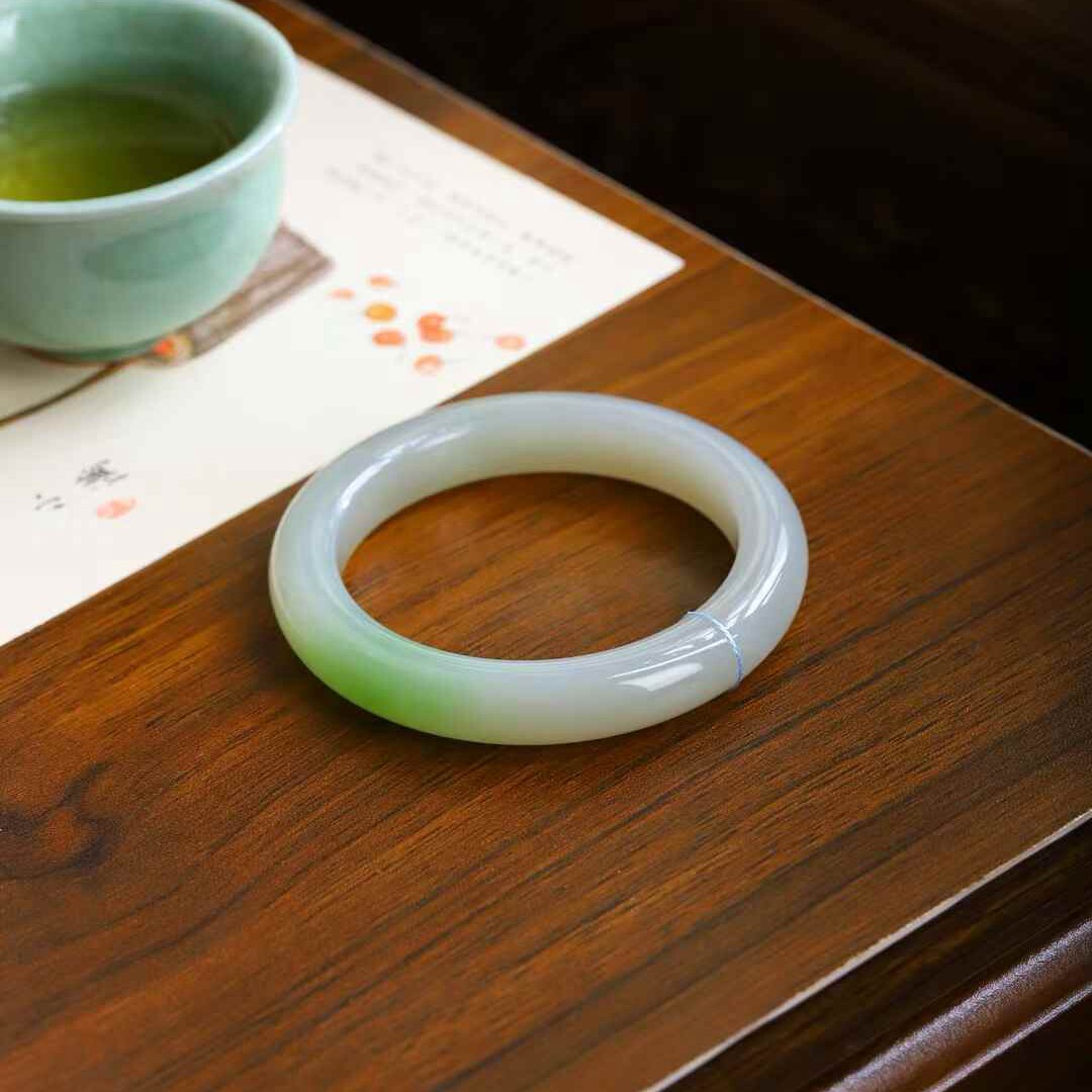 玉器工艺品天然新疆和田玉青海料老料俏翠色素面镯女款翠青玉手镯