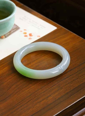 玉器工艺品天然新疆和田玉青海料老料俏翠色素面镯女款翠青玉手镯