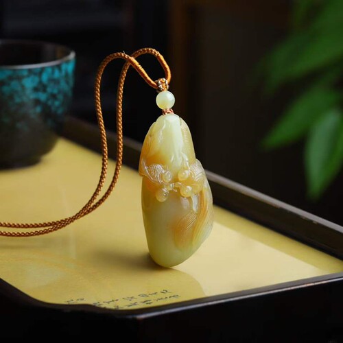 玉器工艺品天然新疆和田玉新疆且末料老料俏糖色金玉满堂吊坠挂件