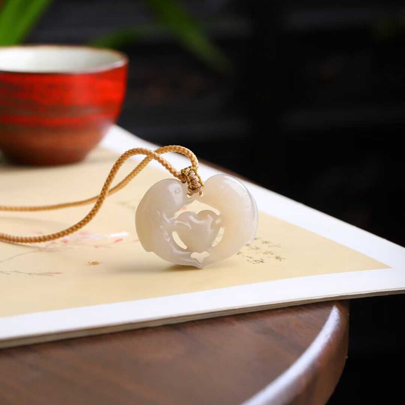 天然新疆和田玉玉器工厂店青海料老料藕粉色海豚玉石挂件吊坠送证