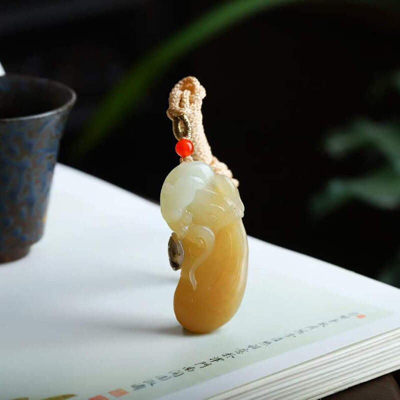 天然新疆和田玉玉器供应链俄料老料玉石工艺品生肖鼠挂件吊坠送证