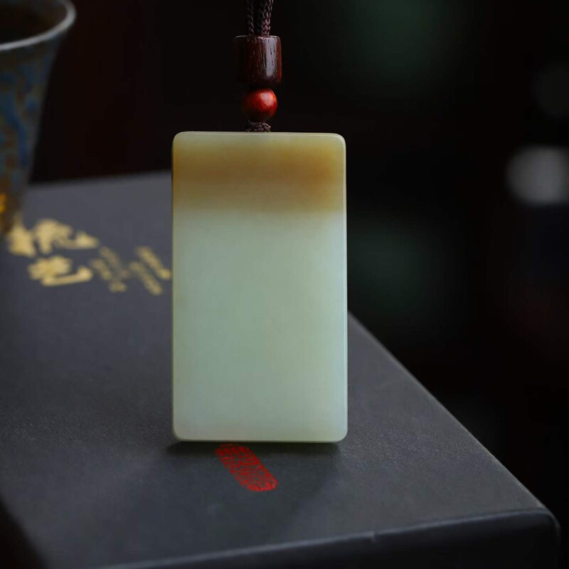 天然新疆和田玉玉器工厂店俄料老料俏糖色玉石平安牌吊坠挂件附证