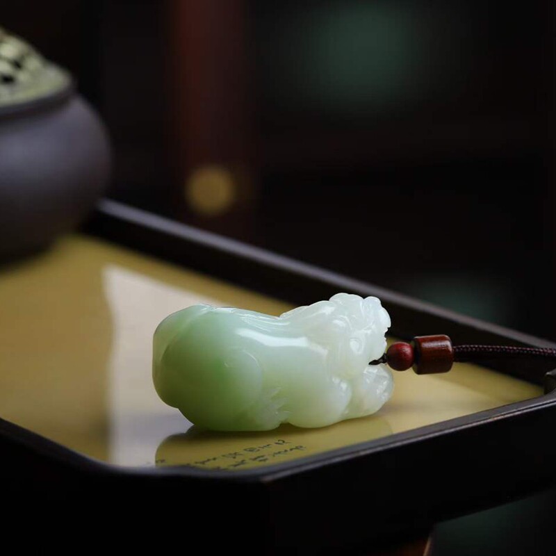 玉器工艺品天然新疆和田玉俄料老料俏翠色貔貅吊坠男女玉石挂件