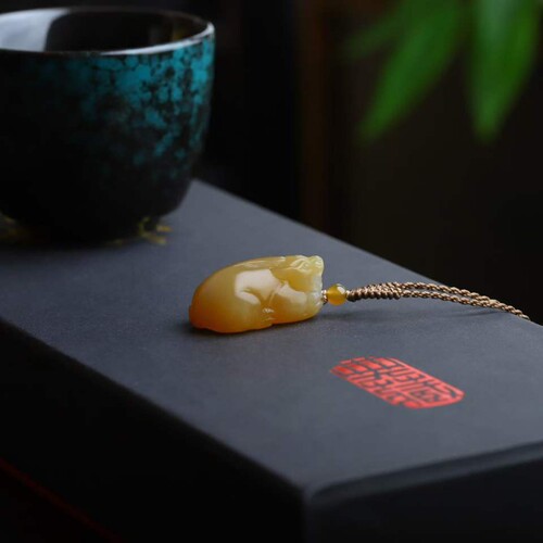 天然新疆和田玉玉器工厂店俄料老料浅糖色玉石貔貅吊坠挂件带证书