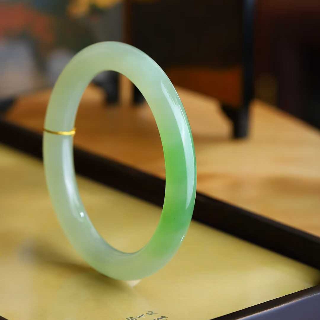 玉器工艺品天然新疆和田玉青海料老料俏翠色圆条镯玉石手镯女款