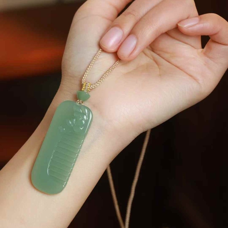 玉器工艺品天然新疆和田玉俄料碧玉老料粉青莲花梳子吊坠女款挂坠