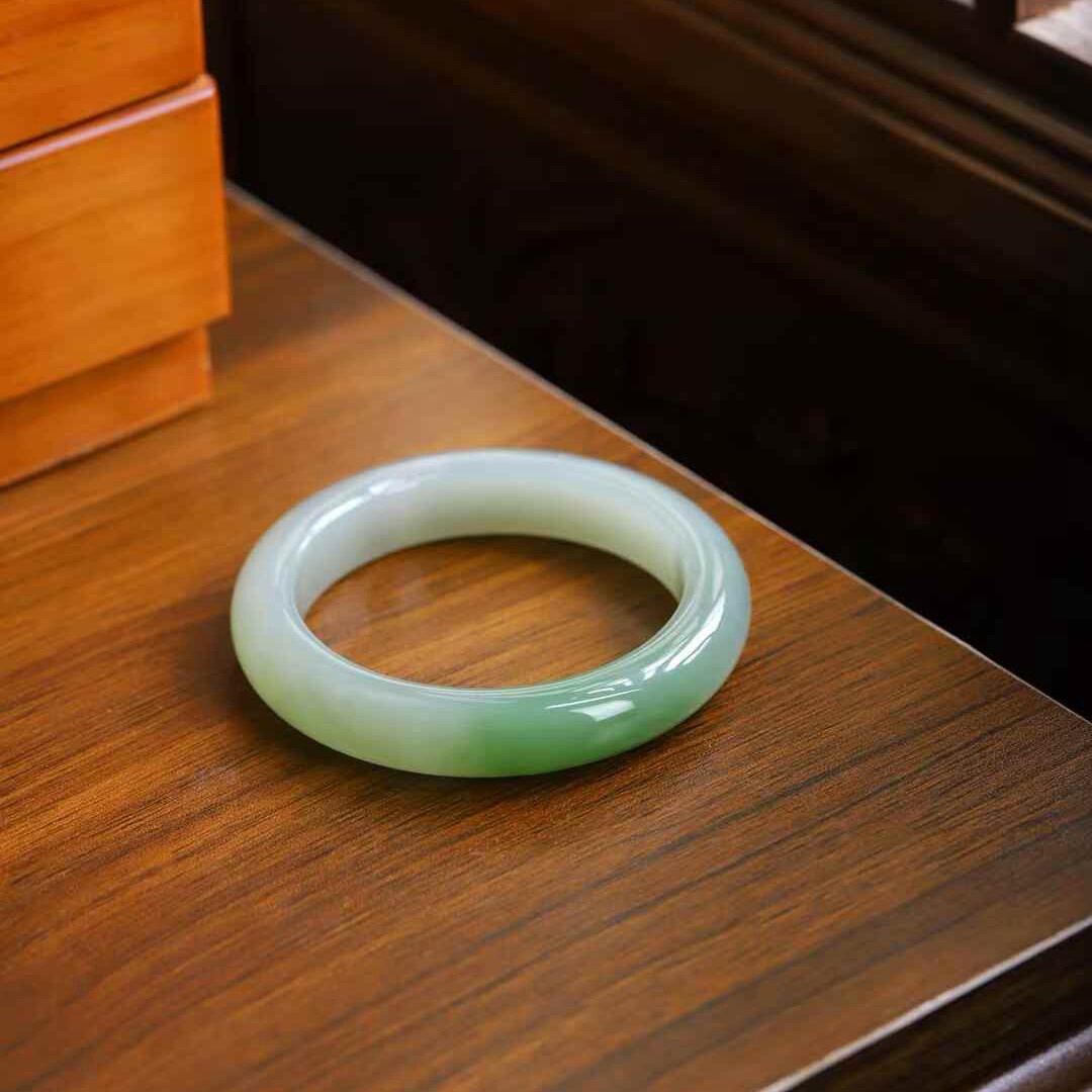 玉器工艺品天然新疆和田玉青海料老料俏翠色素面手镯女款俏翠玉镯