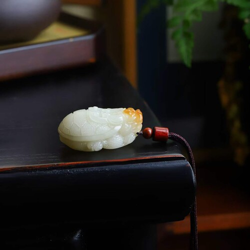 天然新疆和田玉玉器工厂店新疆且末料老料俏糖色龙龟挂件玉石吊坠