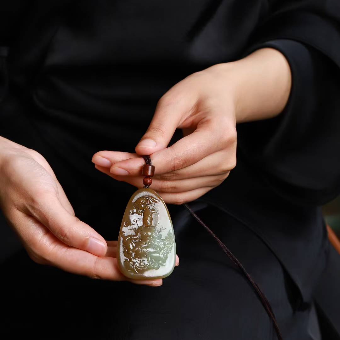 玉器工艺品天然新疆和田玉新疆且末料老料俏糖色观音吊坠男款挂件