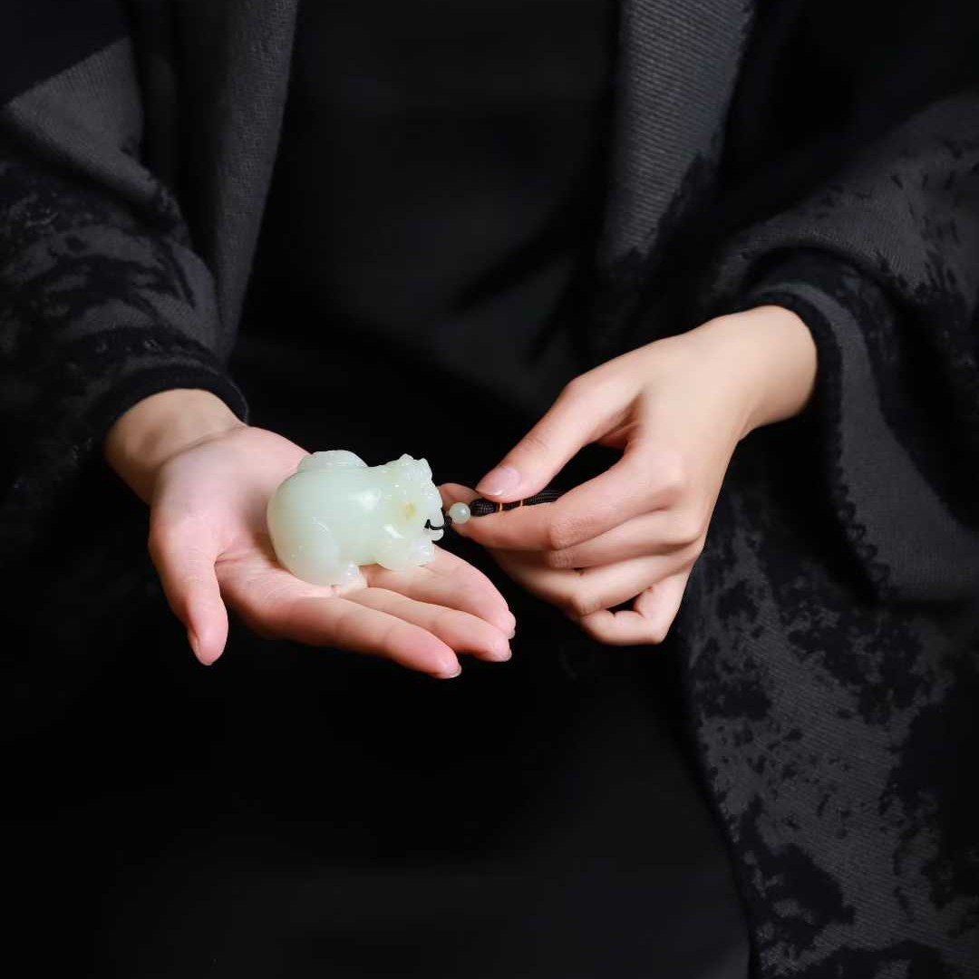 玉器工艺品天然新疆和田玉俄料老料飘糖色貔貅金蟾玉石手把件附证