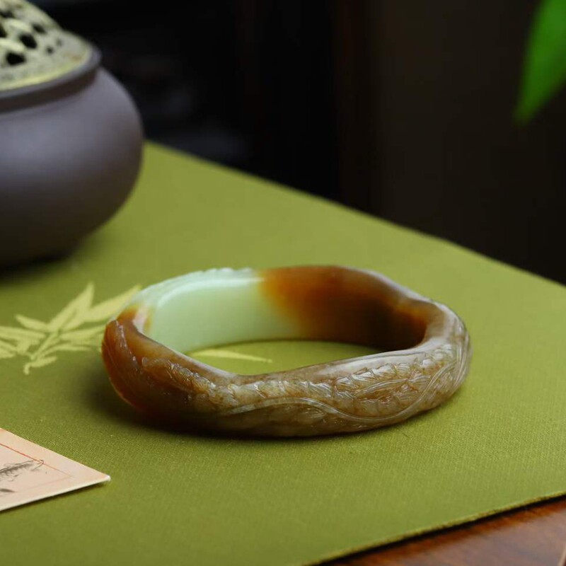 天然新疆和田玉玉器工艺品新疆且末料老料俏糖色凤凰戏牡丹镯带证