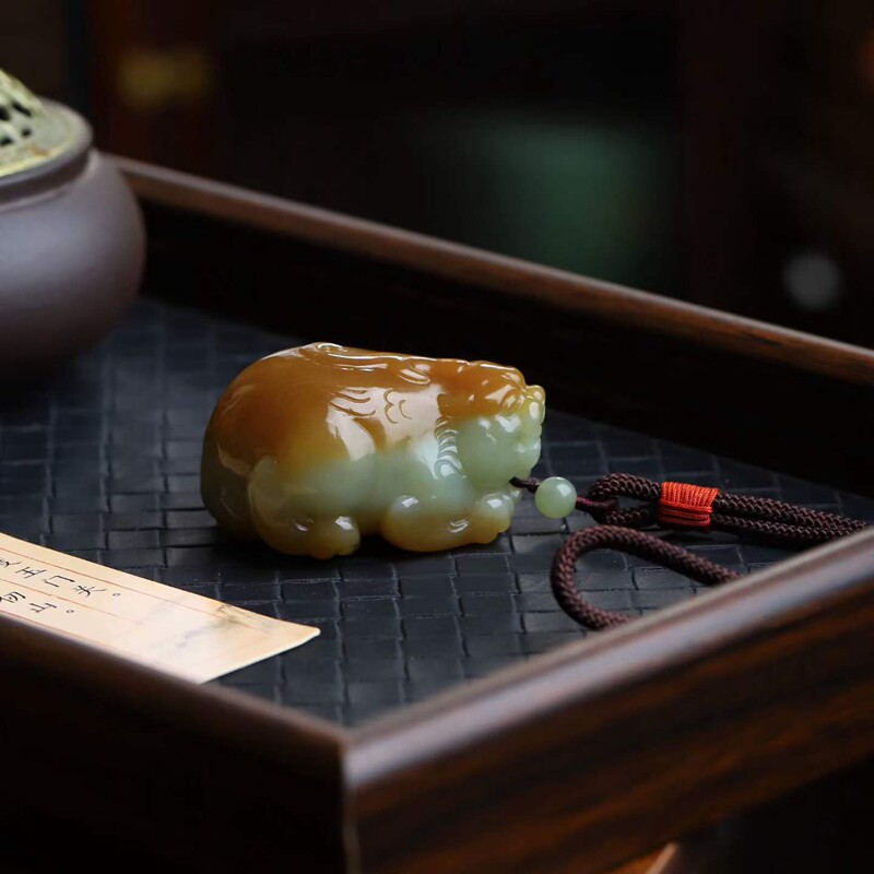 天然和田玉玉器工厂店新疆且末料老料俏糖色工艺品玉石貔貅手把件