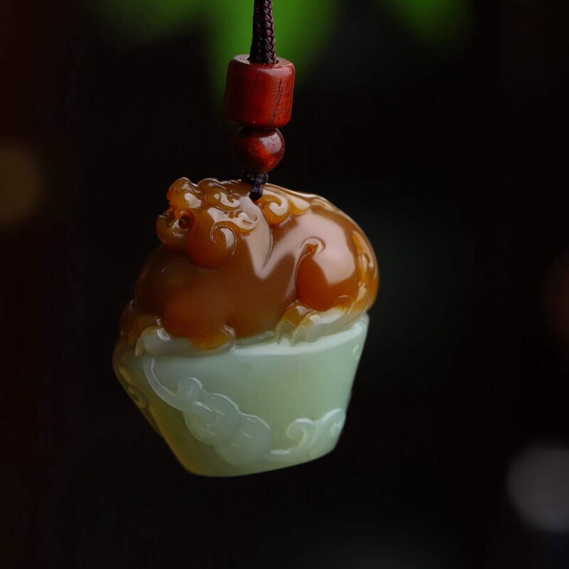 工艺品玉器工厂店新疆且末料老料俏糖色玉石貔貅吊坠挂件配证书