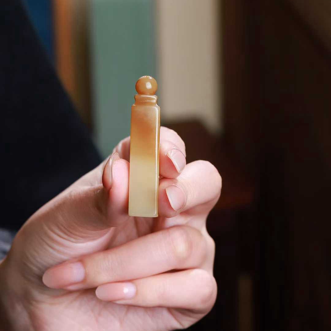 玉器工艺品天然新疆和田玉新疆且末料老料俏糖色素面印章吊坠送证