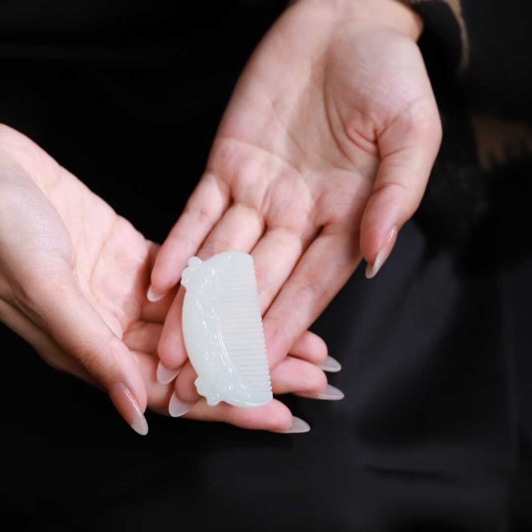 玉器工艺品天然新疆和田玉俄料羊脂级白玉牡丹花梳子玉石小把件