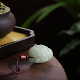 天然新疆和田玉玉器工厂店新疆且末料老料金蟾@金钱缠身吊坠带证