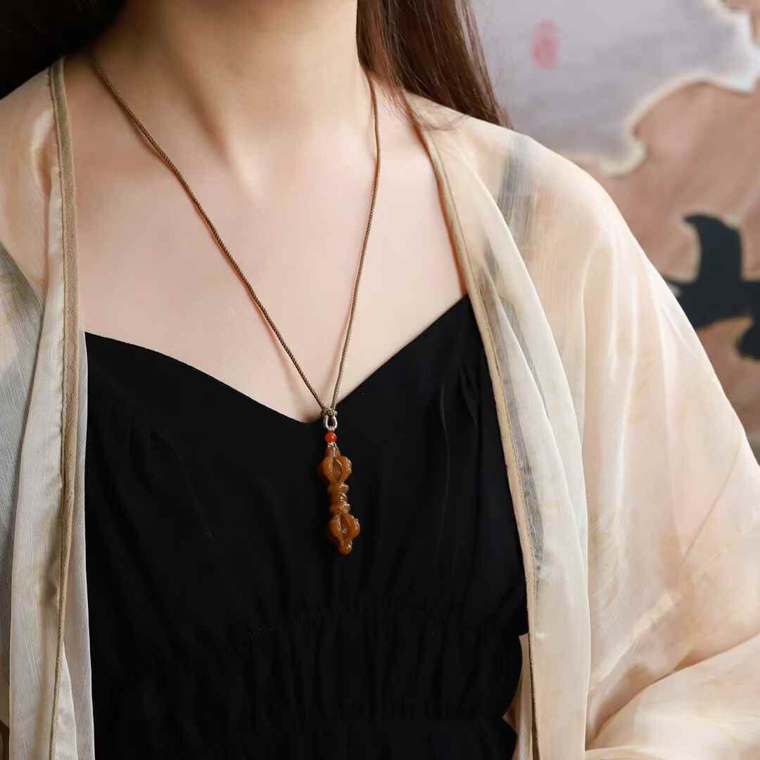 玉器工艺品天然新疆和田玉且末料老料满糖色降魔杵男女吊坠送证书
