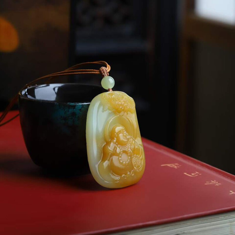玉器工艺品天然新疆和田玉新疆且末料老料俏糖色弥勒佛吊坠附证书