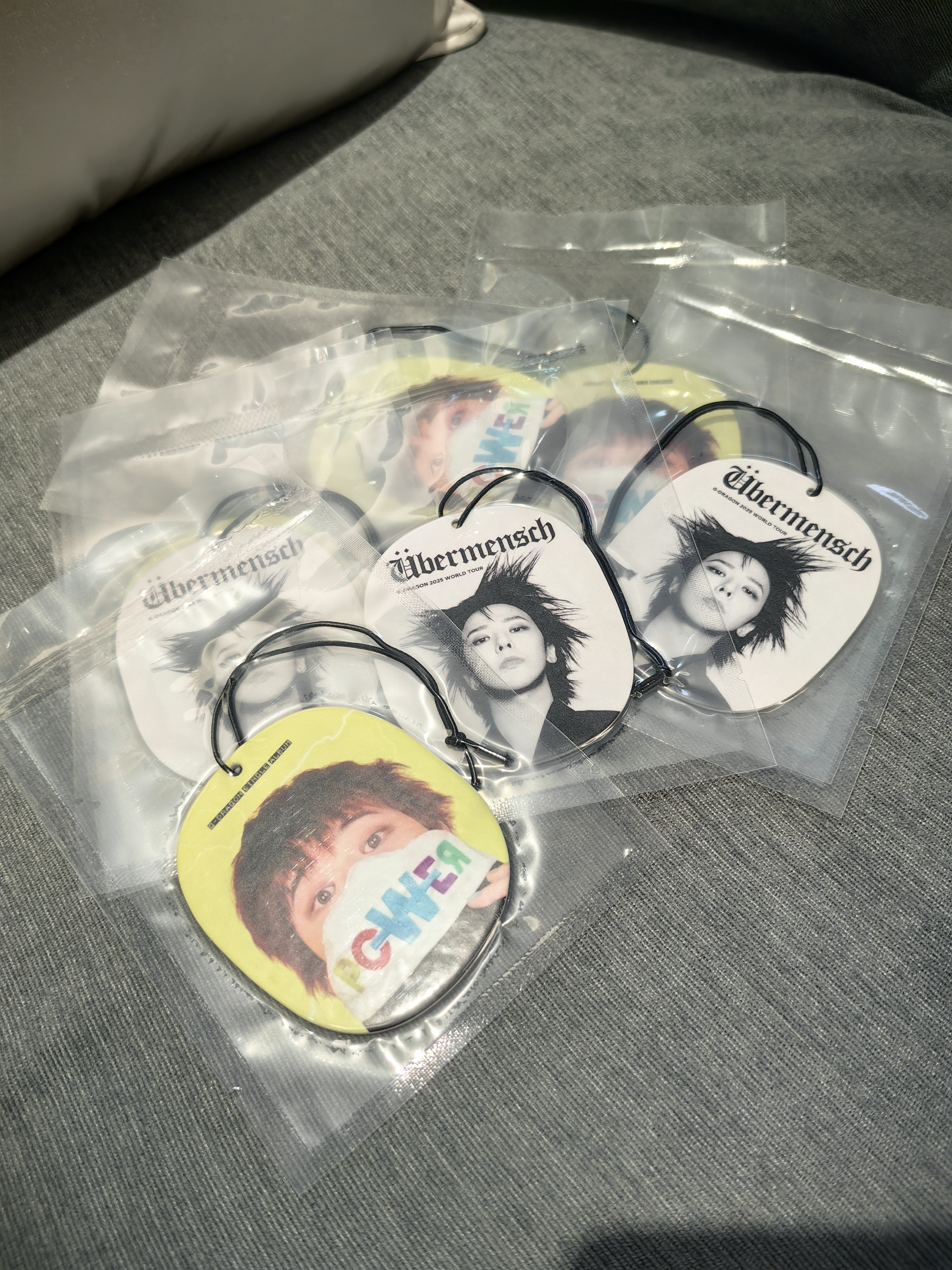 高级感权志龙GD同款应援海报周边自制汽车挂件后视镜香薰乌木香片