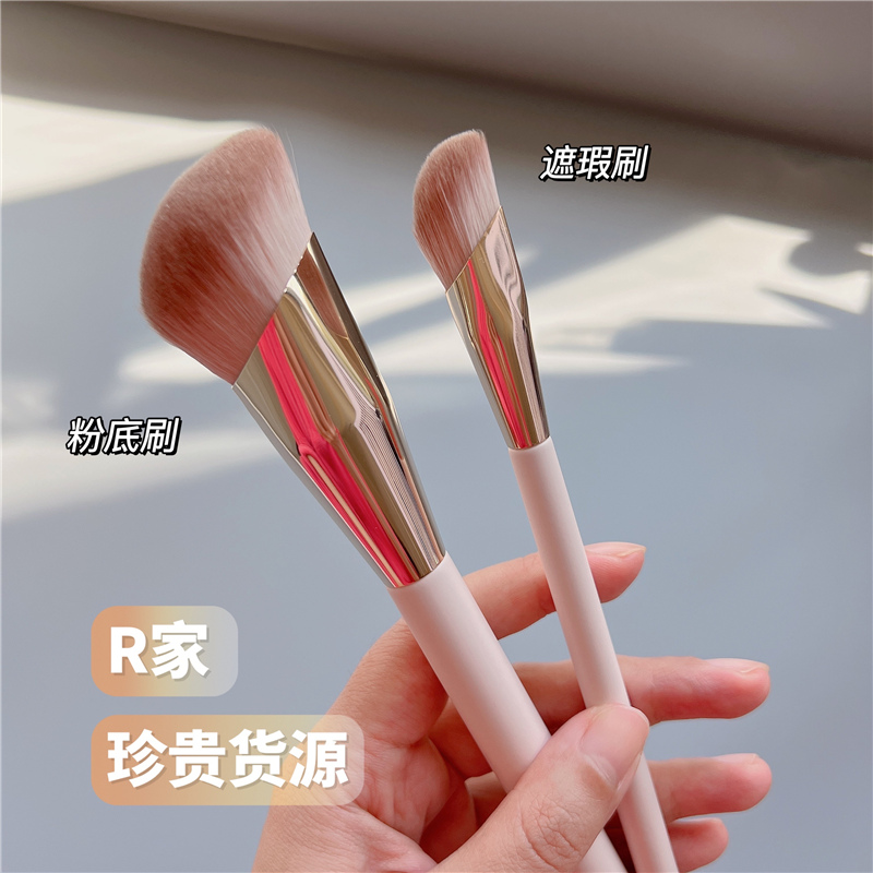 钱小姐。3D立体坡面粉底刷遮瑕刷化妆刷修容膏刷底妆刷无痕不吃粉