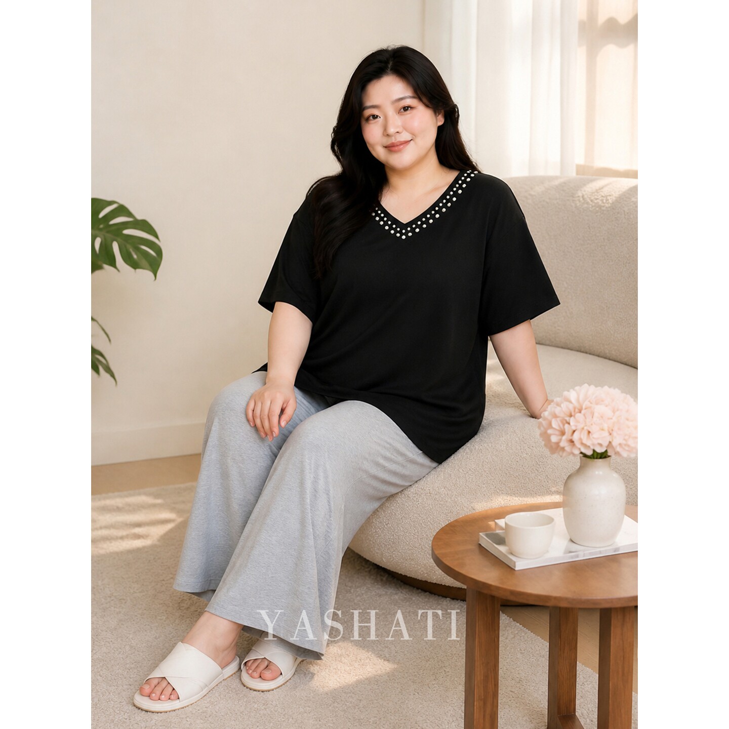 娅莎媞大码女装200斤胖mm宽松显瘦时髦黑色V领镶钻短袖T恤上衣秋