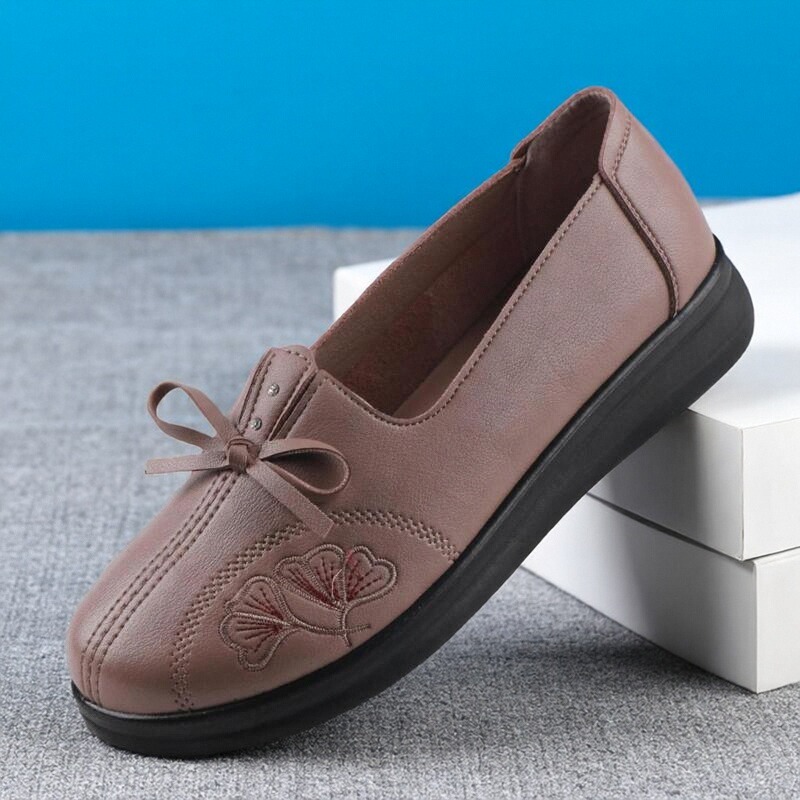 老北京布鞋女春秋新款中老年休闲浅口百搭一脚蹬舒适软平底妈妈鞋