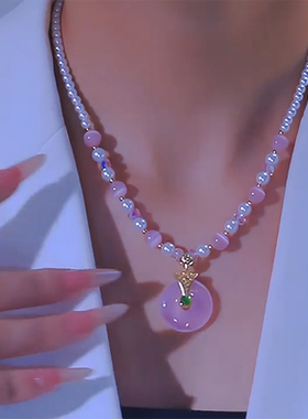 今年流行的珍珠项链浪漫