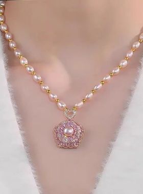 今年流行的珍珠项链旋转