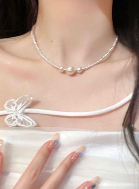 年轻人珍珠项链高亮人鱼