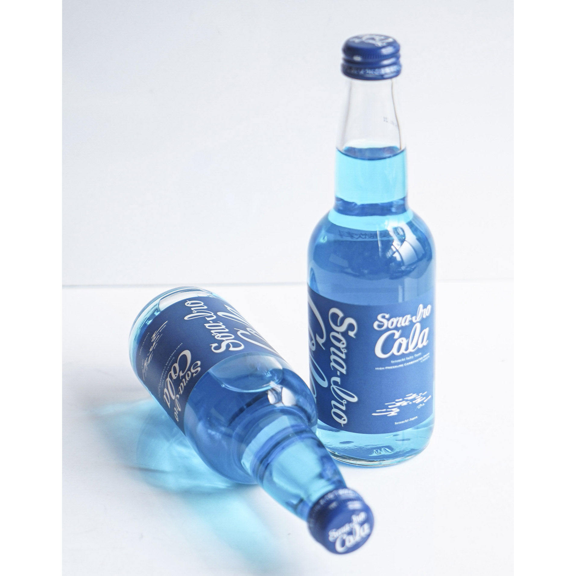 蓝色玻璃瓶临期装soda汽水3碳酸饮料