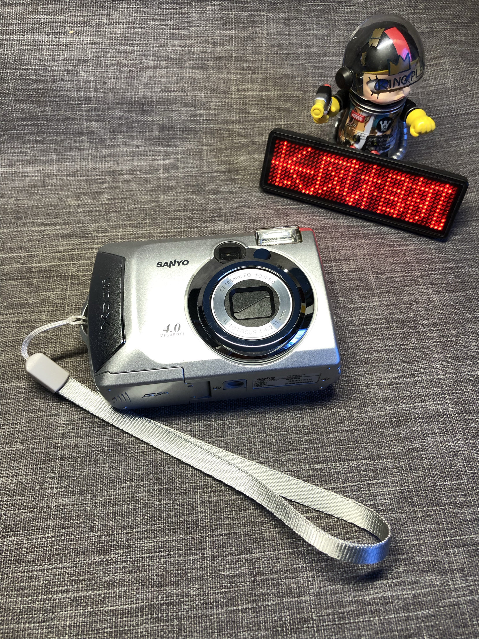 sanyo三洋xacti dsc-s4型银色ccd数码相机成色新功能好带有自拍镜