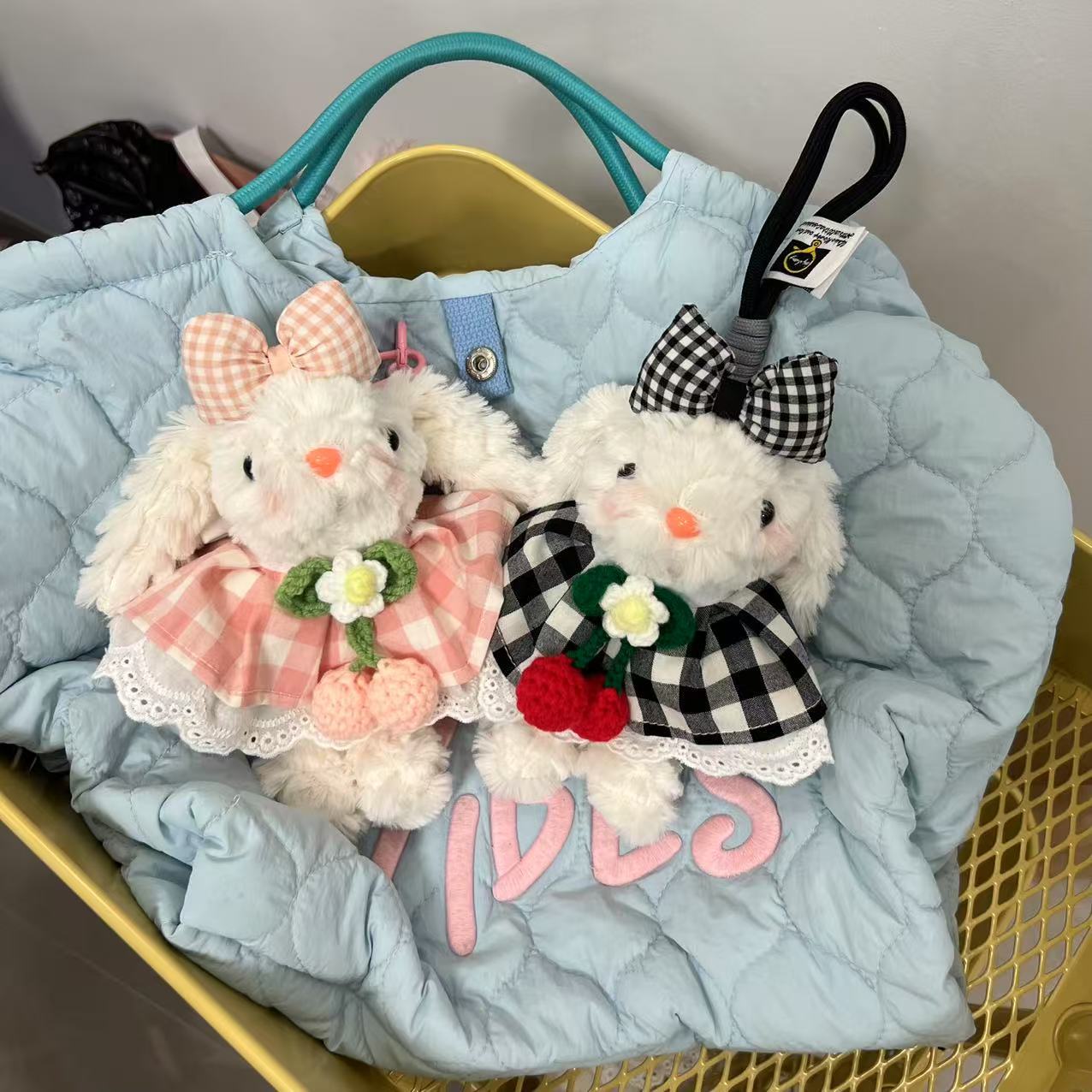 可爱樱桃围兜垂耳兔包包挂件卡通毛绒玩偶钥匙扣礼物韩系百搭挂饰