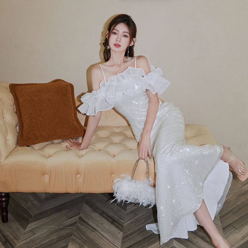 白色吊带晚礼服女高级感轻奢小众高端生日小礼裙亮片一字肩主持人