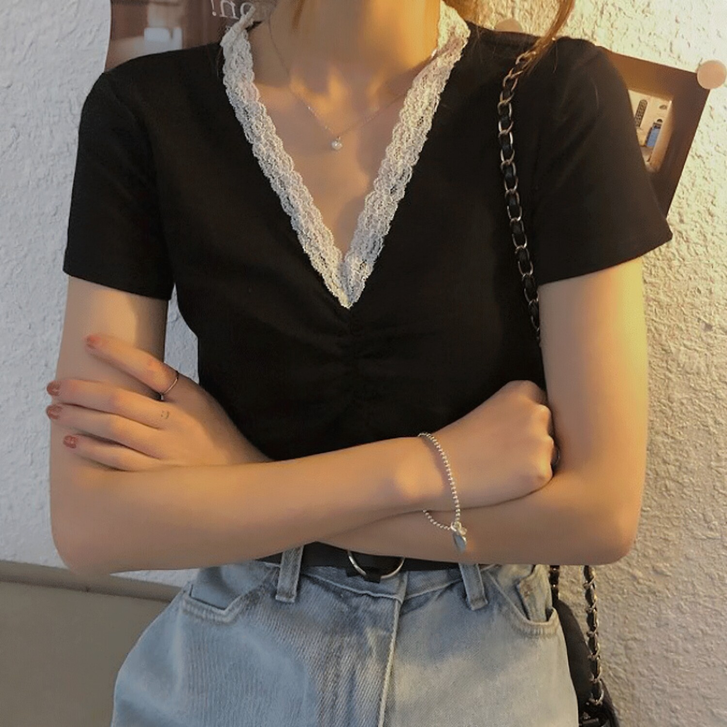 黑色蕾丝V领短袖T恤女设计感小T恤