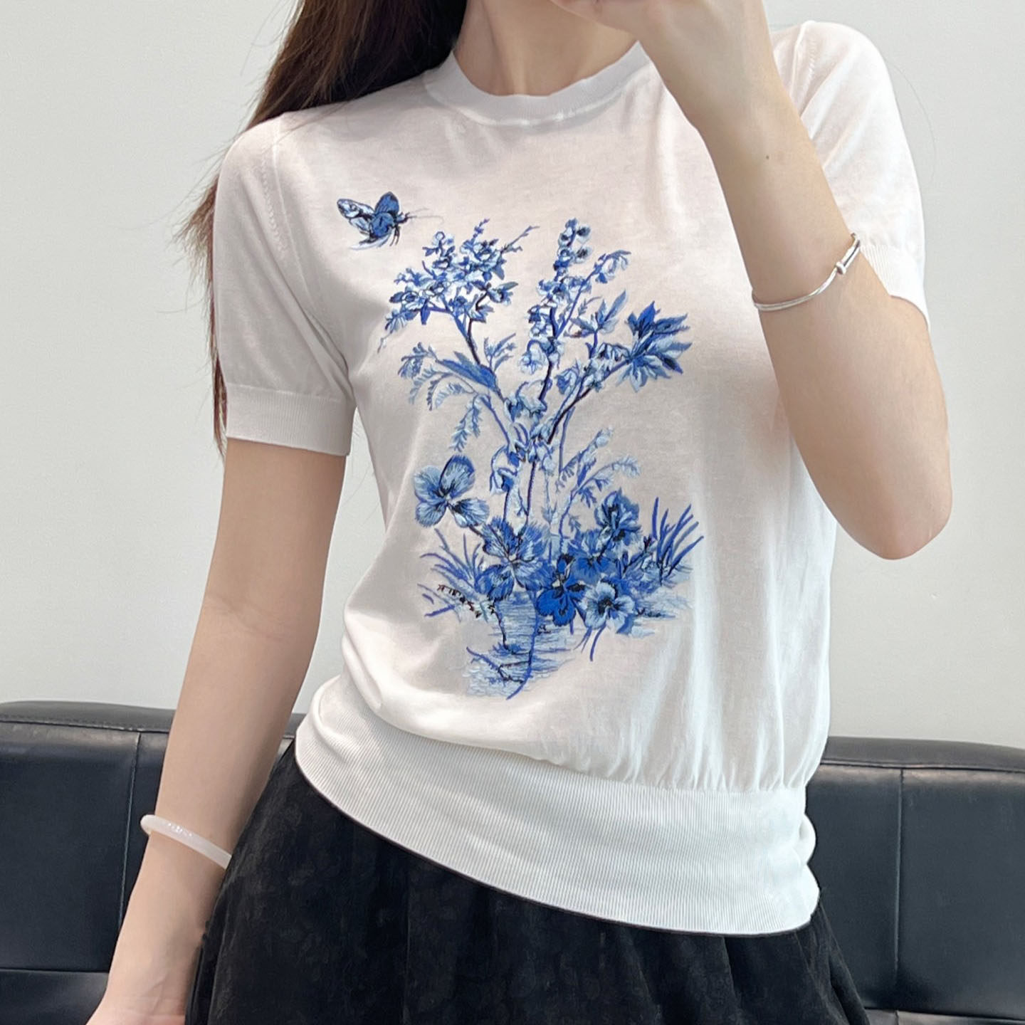 26上新！优雅气质款 蓝色花卉刺绣蝴蝶图案 圆领短袖针织衫上衣