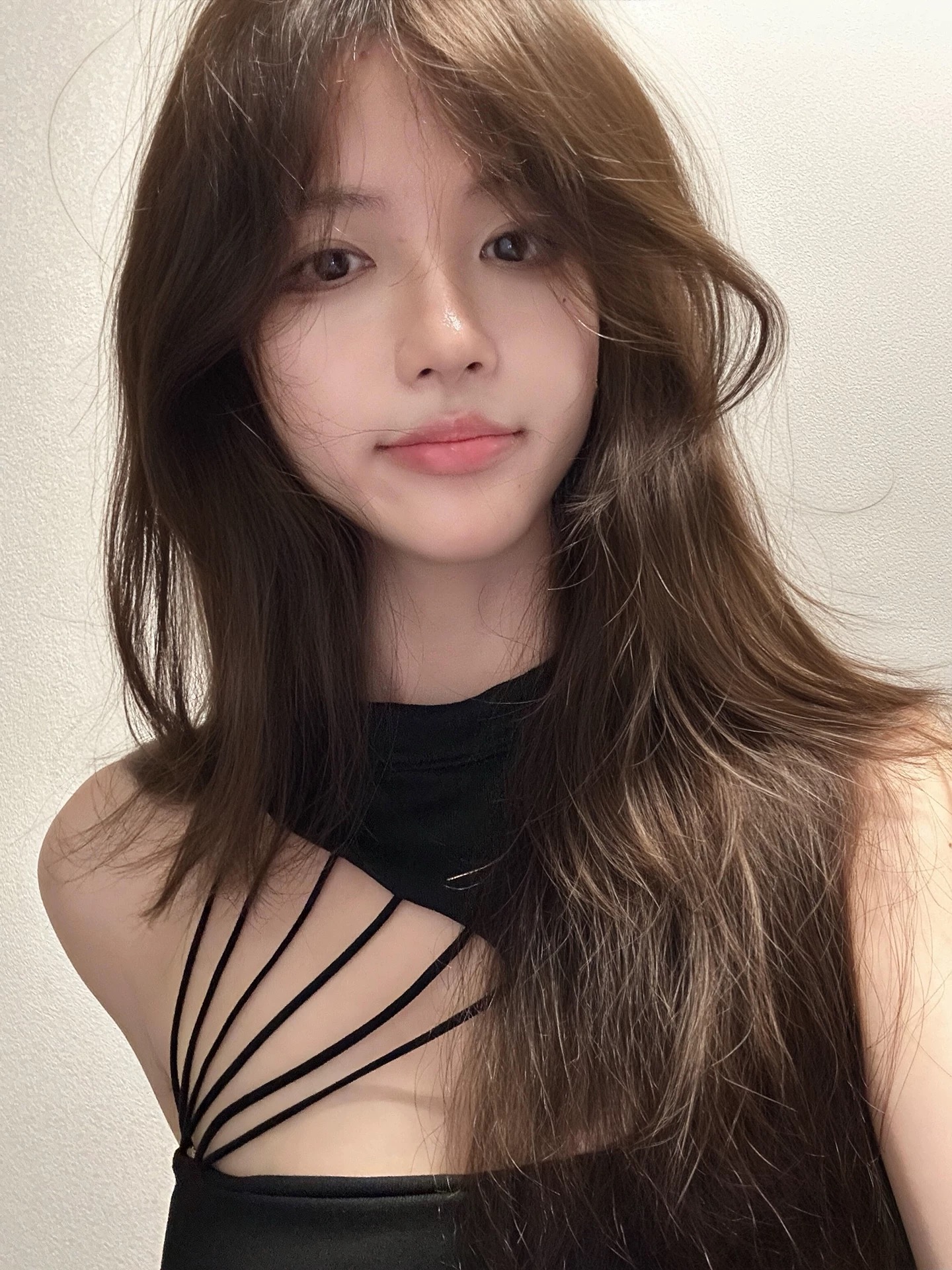 黑色不规则镂空露肩小衫女2025新款性感风娇辣美人显身材短款上衣