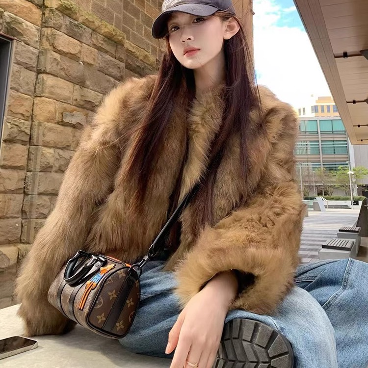 立领琥珀棕色仿皮草女2025新款冬季气质皮毛一体环保狐狸毛毛外套