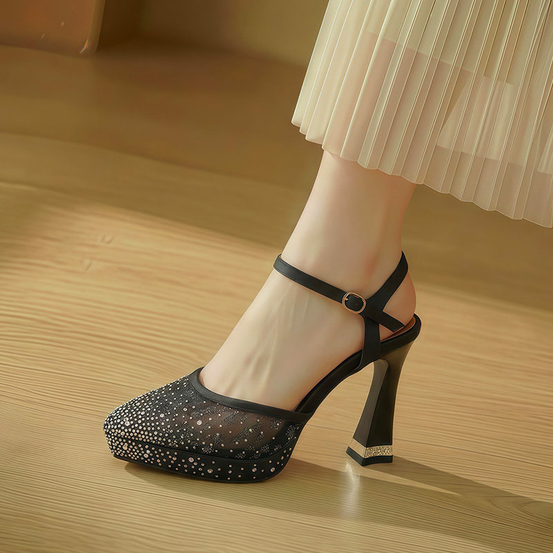 真皮蕾丝水钻厚底一字带包头粗跟凉鞋女2026夏季防水台高跟凉鞋