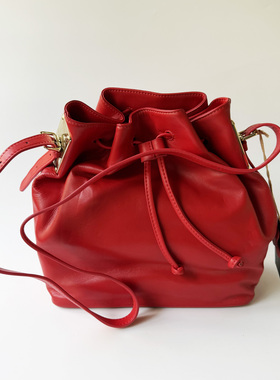 真皮包包女单间斜跨皮搭扣红色羊皮方形水桶包抽绳FB6221000330F