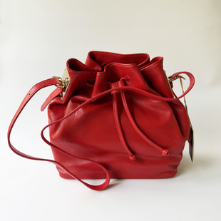 真皮包包女单间斜跨皮搭扣红色羊皮方形水桶包抽绳FB6221000330F