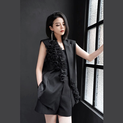 立体花黑色西装马甲短裤三件套女